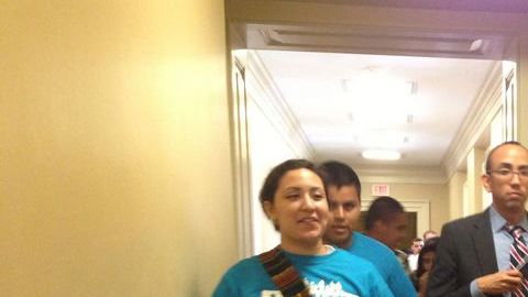Miembros de "United We Dream" salen del Senado tras la votación.