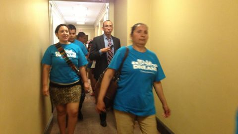 Miembros de "United We Dream" salen del Senado tras la votación.