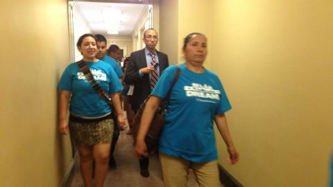 Miembros de "United We Dream" salen del Senado tras la votación.