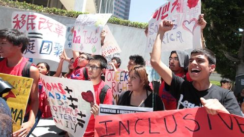 Un grupo de jóvenes en Los Ángeles celebra el voto del Senado, que da paso para que el proyecto de reforma migratoria pase a la Cámara de Representantes.
