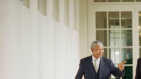 Mandela muestra a Bill Clinton, expresidente de EEUU, la cácel en Robben Island en la que permaneció cautivo.
