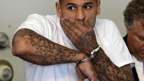 Aarón Hernández, esposado durante su comparecencia en el tribunal.