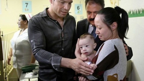 Sergio Martínez visitó un hospital infantil en la Ciudad de México.
