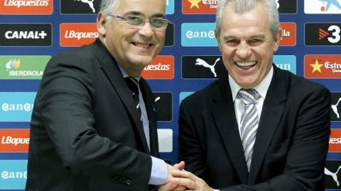 El presidente del Espanyol de Barcelona, Joan Collet y el técnico mexicano Javier Aguirre