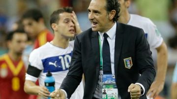 El técnico de Italia, Cesare Prandelli, anima a sus jugadores previo al lanzamiento de los tiros penales