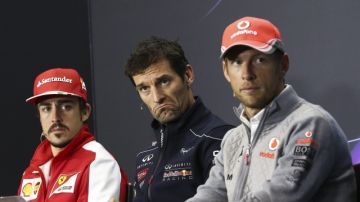 Fernando Alonso, Mark Webber y Jenson Button (der. a der.)  hablan sobre la carrera en Silverstone.
