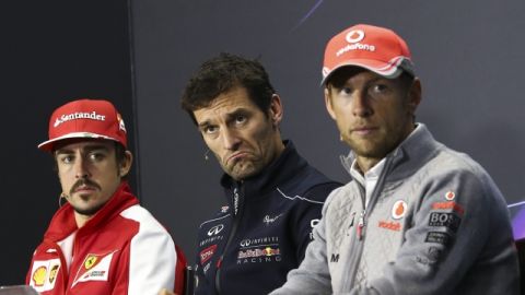 Fernando Alonso, Mark Webber y Jenson Button (der. a der.) hablan sobre la carrera en Silverstone.