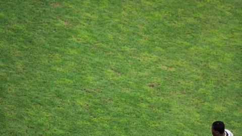 Un ghanés consuela a Oscar Sorto mientras que Caleb Stanko yace en el césped tras concretarse la eliminación de EEUU del Mundial.