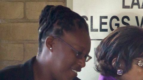 Winniw Madikizela (c) acompañó a Mandela hasta su separación por escándalos políticos.