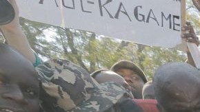 Manifestantes queman una bandera estadounidense durante las protestas.