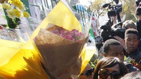 Nietas de Nelson Mandela, con gafas de sol, acuden al centro hospitalario donde es atendido el expresidente sudafricano.