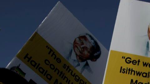 Miembros del Congreso Nacional Africano, partido de Mandela, lanzan gritos de apoyo al exmandatario.