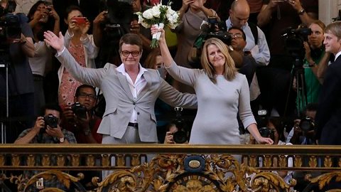 Kris Perry, izquierda, y Sandy Stier son la primera pareja gay en casarse en San Francisco después de que el tribunal federal de apelaciones autorizara la reanudación inmediata de la expedición de licencias de matrimonio en California a parejas del mismo sexo.