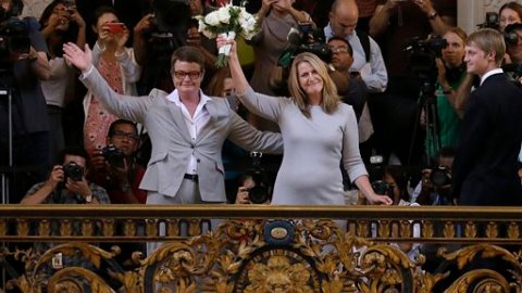 Kris Perry, izquierda, y Sandy Stier son la primera pareja gay en casarse en San Francisco después de que el tribunal federal de apelaciones autorizara la reanudación inmediata de la expedición de licencias de matrimonio en California a parejas del mismo sexo.
