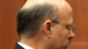 Utilizando dos botellas de agua, el fiscal Bernie de la Rionda pide al testigo John Good que le explique cómo estaban los hombres peleando esa noche.