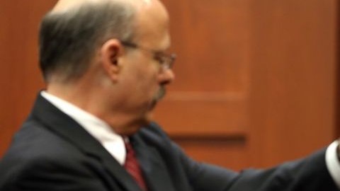 Utilizando dos botellas de agua, el fiscal Bernie de la Rionda pide al testigo John Good que le explique cómo estaban los hombres peleando esa noche.