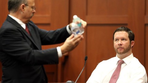 Utilizando dos botellas de agua, el fiscal Bernie de la Rionda pide al testigo John Good que le explique cómo estaban los hombres peleando esa noche.