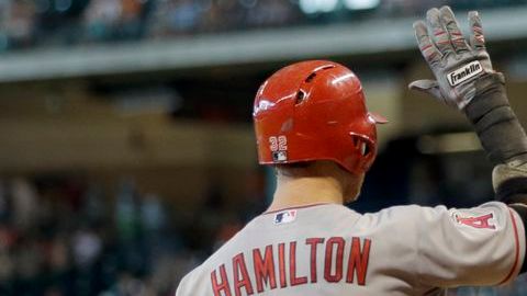 Hamilton (32) felicita a Howie Kendrick luego de que éste conectara cuadrangular.