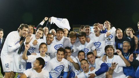 Los jugadores de Vélez Sarsfield celebran, tras conquistar el campeonato de la temporada