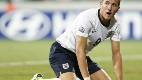 Harry Kane, de Inglaterra, se lamenta tras la eliminación de su equipo del Mundial Sub-20
