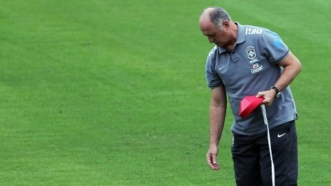 El entrenador de la selección de fútbol de Brasil, Luiz Felipe Scolari, durante un entrenamiento en el estadio de Sao Januário, para el partido del próximo domingo ante España, por la final de la Copa Confederaciones