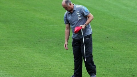 El entrenador de la selección de fútbol de Brasil, Luiz Felipe Scolari, durante un entrenamiento en el estadio de Sao Januário, para el partido del próximo domingo ante España, por la final de la Copa Confederaciones