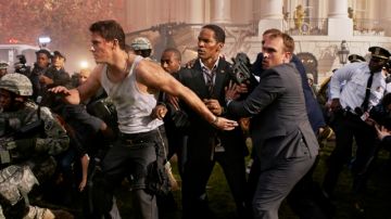 Channing Tatum (izq.) y Jamie Foxx se enfrentan a terroristas en 'White House Down'.