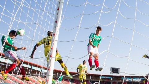 Jesús Corona (izq.) anota el segundo gol del seleccionado mexicano Sub-20 sobre Malí en el Estadio Kamil Ocak.