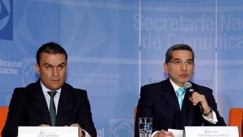 Ministro de Comunicaciones de Ecuador habla en conferencia de prensa para anunciar que renuncian  a preferencias arancelarias de EEUU.