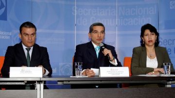 Ministro de Comunicaciones de Ecuador habla en conferencia de prensa para anunciar que renuncian  a preferencias arancelarias de EEUU.