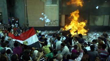 Detractores de Mursi queman oficina de la Hermandad en Alejandría.