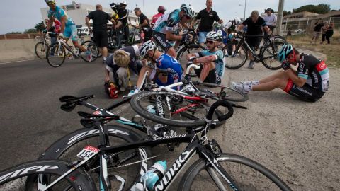 Los ciclistas Murilo Antoniobil Fischer (Brasil), Tony Martin (Alemania) y Tony Gallopin (Francia) esperaban a las asistencias.