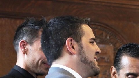 El alcalde Antonio Villaraigosa oficia el primer matrimonio gay de de Los Ángeles, luego del fallo de la Corte Suprema.