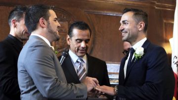 El alcalde Antonio Villaraigosa oficia el primer matrimonio gay de de Los Ángeles, luego del fallo de la Corte Suprema.