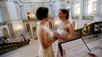 Cynthia Wides y Elizabeth Carey se prometen amor eterno en el Ayuntamiento de San Francisco,  el 29 de junio de 2013.