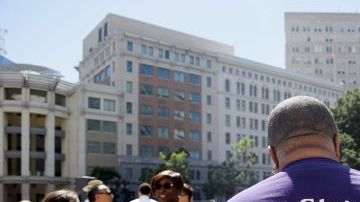 El líder sindical Dwight McElroy (c)  junto a compañeros del sindicato en Oakland, California. Dos de los mayores sindicatos de San Francisco Bay Area Rapid Transit planean ir a la huelga si no llegan a un nuevo acuerdo de contrato durante el fin de semana.