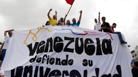 Estudiantes opositores pidieron más recursos para las universidades.