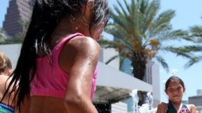 Niños juegan en el agua para refrescarse en el Acuario del centro de Houston, en Texas, donde los termómetros marcaron 103 grados F el sábado en la tarde.