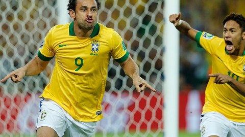 Neymar y Fred los héroes de Brasil.