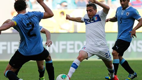 Se juega segunda mitad del tiempo extra entre Italia y Uruguay.