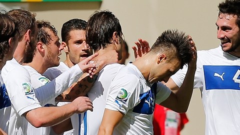 Italia mete el primer gol del encuentro.
