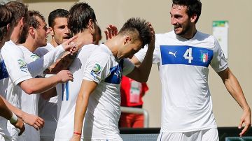 Italia mete el primer gol del encuentro.