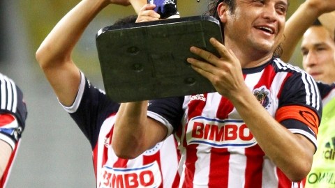Héctor Reynoso presume el trofeo de la Copa Jalisco.