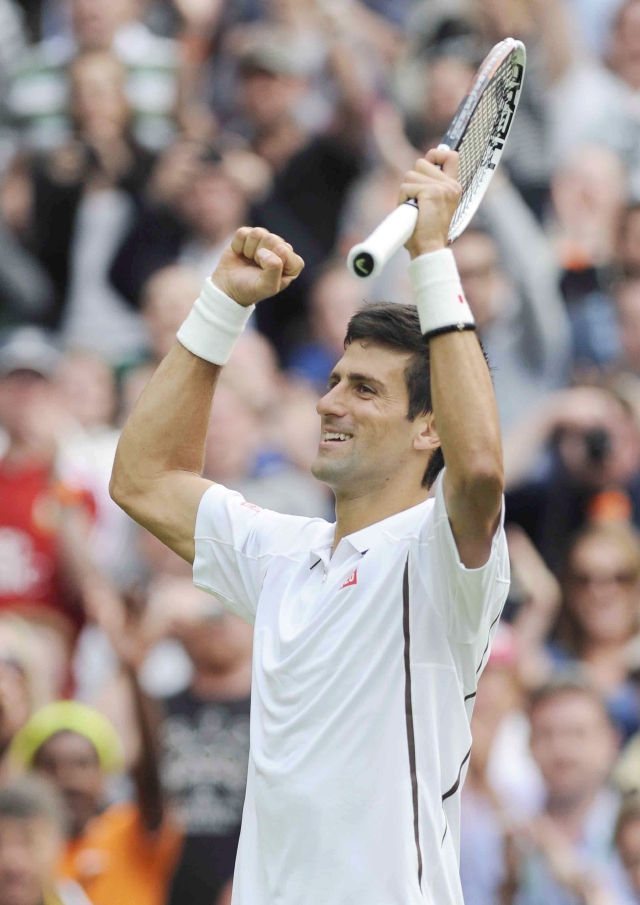 Novak Djokovic festeja su triunfo sobre Jeremy Chardy.