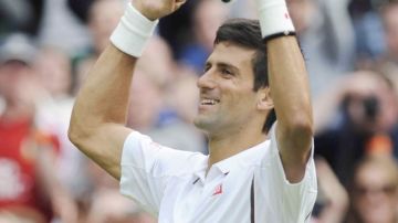 Novak Djokovic festeja su triunfo sobre Jeremy Chardy.