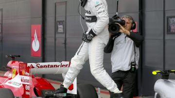 Lewis Hamilton, de la escudería Mercedes AMG, celebra luego de conquistar la pole position para el GP Británico en Silverstone.