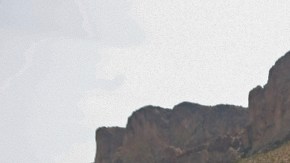 Algunos flotan en el Salt River, de Phoenix. En el este de California, Nevada y Arizona se eseperan temperaturas tan altas como 118 grados Farenheit.