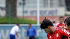 Rafael Márquez Lugo conduce el balón ante la marca de dos defensas del Cruz Azul Hidalgo en el duelo de preparación de ayer.
