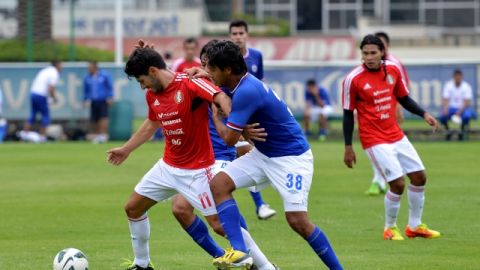 Rafael Márquez Lugo conduce el balón ante la marca de dos defensas del Cruz Azul Hidalgo en el duelo de preparación de ayer.