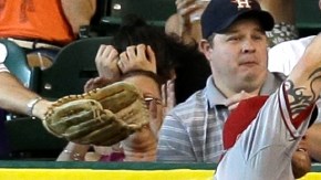 Josh Hamilton  roba un virtual jonrón  a J.D. Martínez.